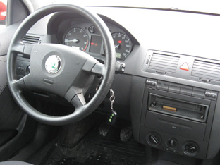 Skoda Fabia. Кузов: хэтчбек, Год выпуска: 2001, Двигатель: 1,4i, Пробег: 114 000 км., КПП: механическая, Цвет: тёмно красный металлик, Привод: передний, Салон: стандарт.