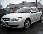 Subaru Legacy,Объем двигателя 3.0i DOHC, 245л.с., АКПП, ц.з., АБС, ГУР, электрические стеклопод., электрические зеркала с подогревом, климат-контроль, круиз-контроль, подогрев сидений и щёток стеклоочистителя, подушки безопасности, электрическая регулировка передних сидений, электрический люк, Противотуманные фары, литые диски R18, двойная система выхлопа, алюминиевый капот, навигационная система.Доп. оборудование: ксенон, спойлер, аудио система, аксессуары, зимняя резина.